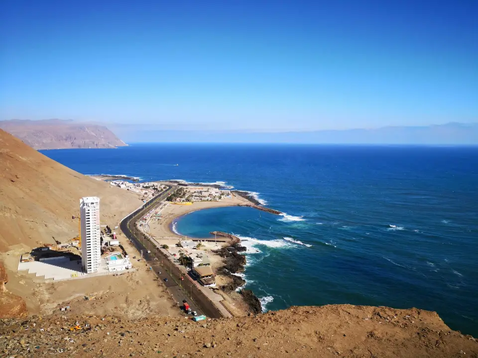 Costa desértica del norte de Chile con la carretera junto al mar
