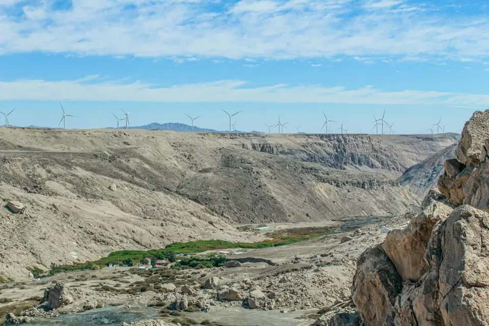 Valle desértico con aerogeneradores en la región de Antofagasta
