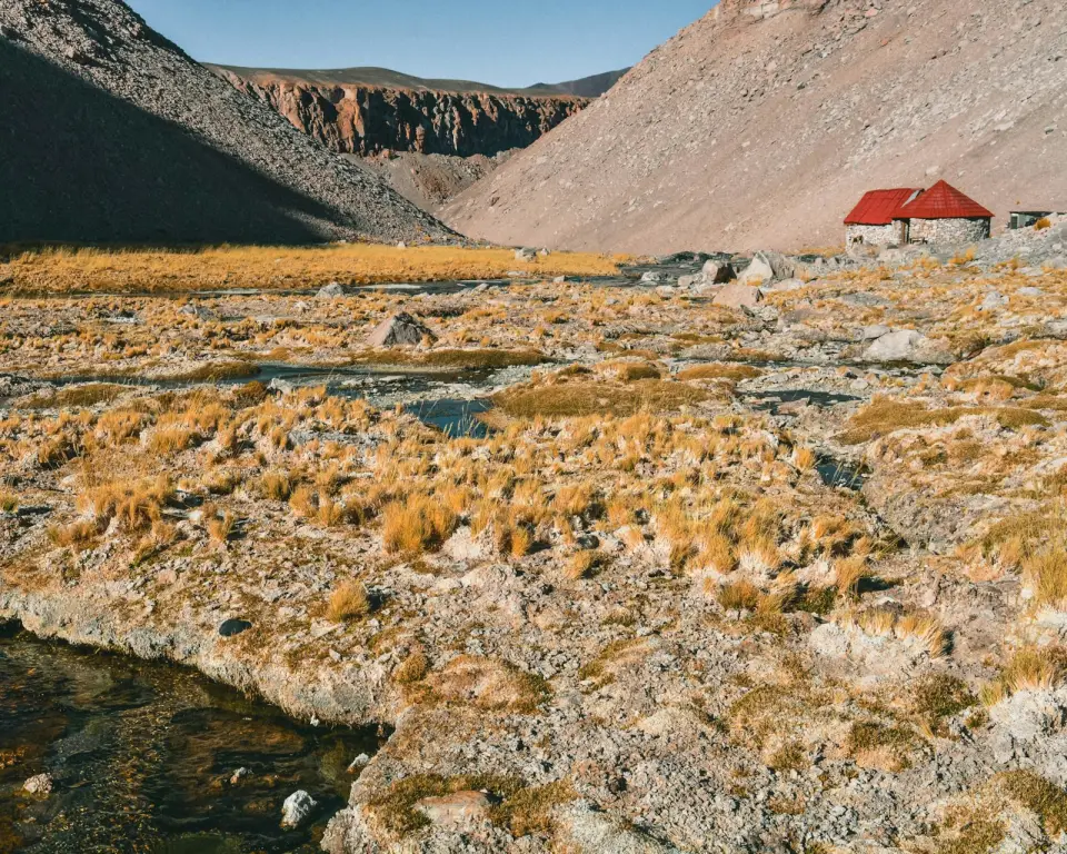 Vegas del altiplano de Atacama con un refugio de techo rojo