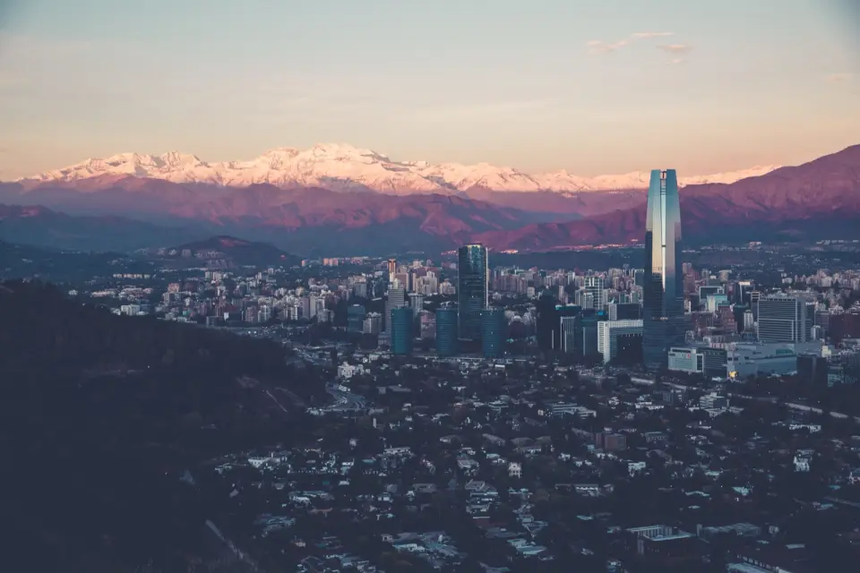 Vista de Santiago con la cordillera al fondo