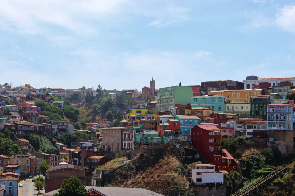 Cerros y casas de Valparaíso frente a la bahía